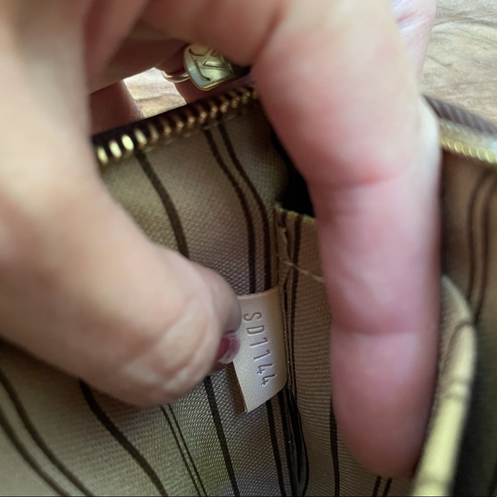 Authentic Louis Vuitton Neverfull MM With Pouch - Picture 13 of 16